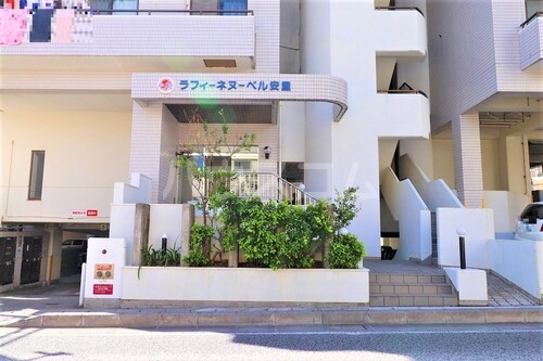 21/23 エントランス