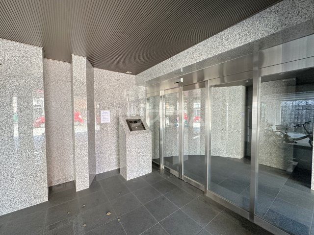 27/30 エントランス