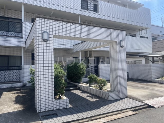 19/27 エントランス