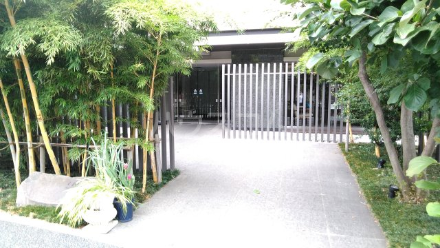 21/30 エントランス