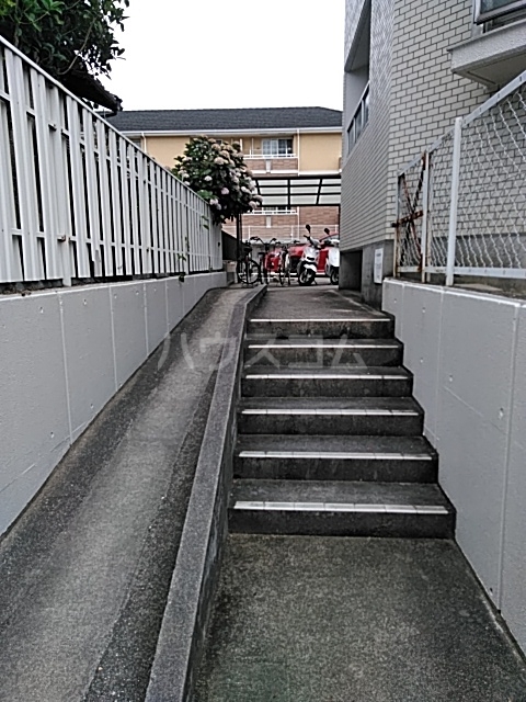 28/30 エントランス