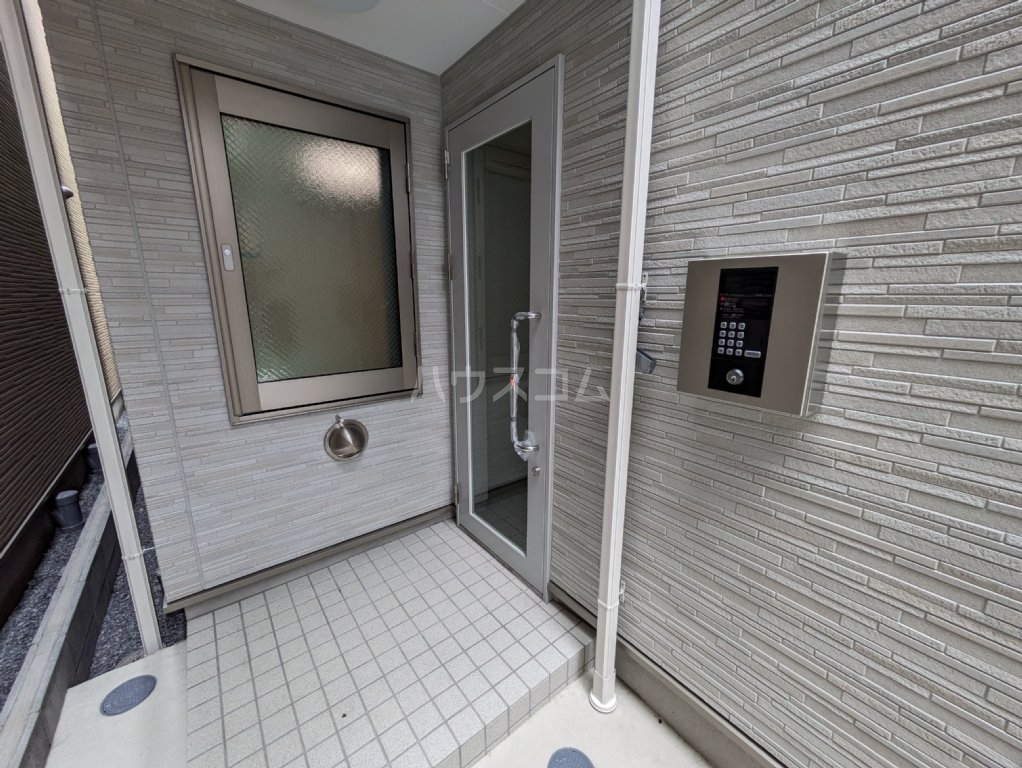 27/30 エントランス