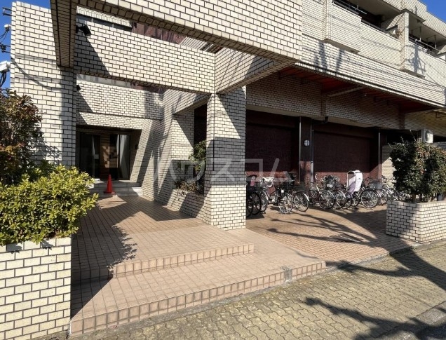 16/23 エントランス