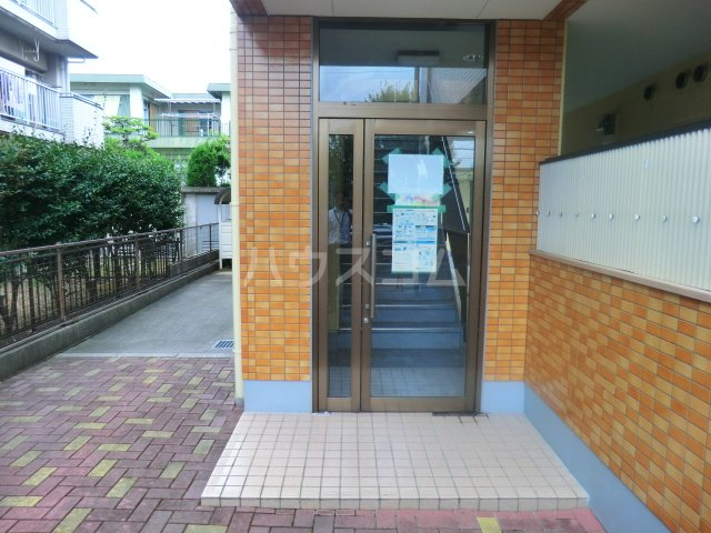 19/27 エントランス