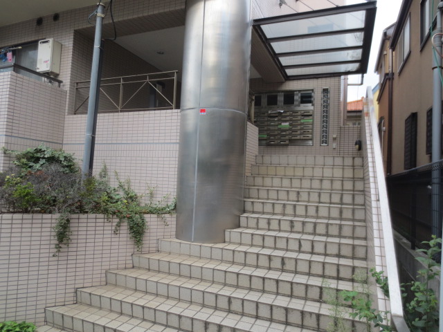 24/25 エントランス