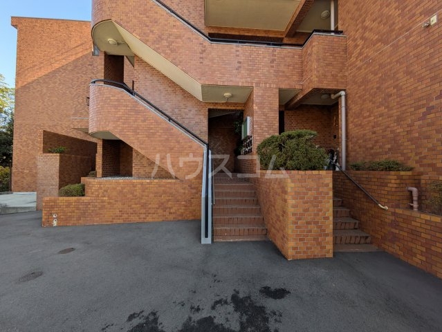 23/27 エントランス