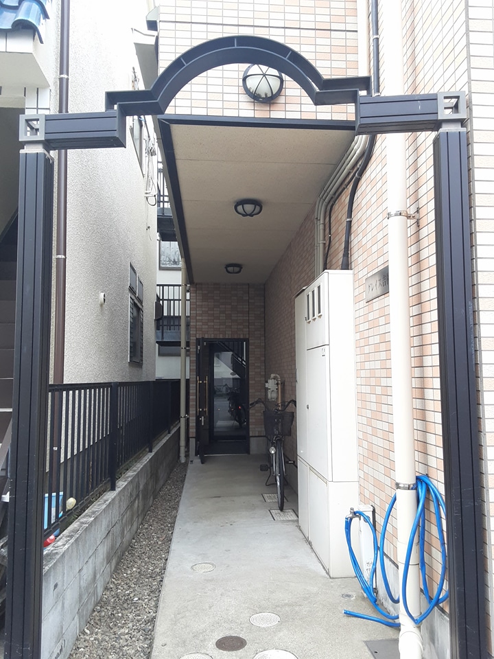 27/30 エントランス