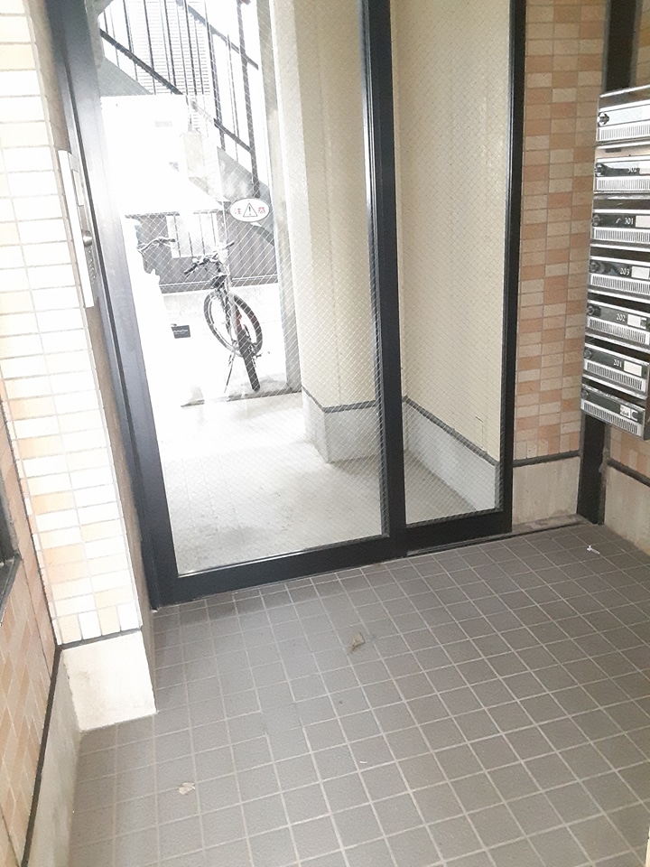 28/30 エントランス