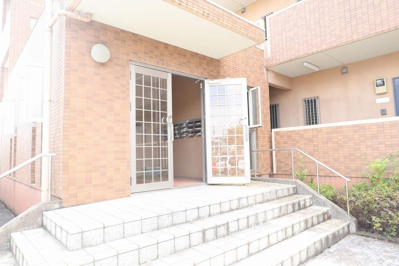 19/27 エントランス