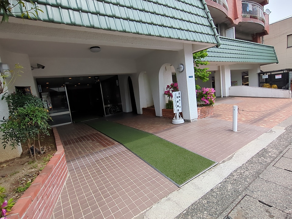 26/27 エントランス