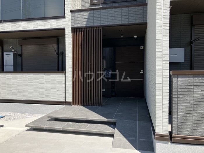 27/30 エントランス