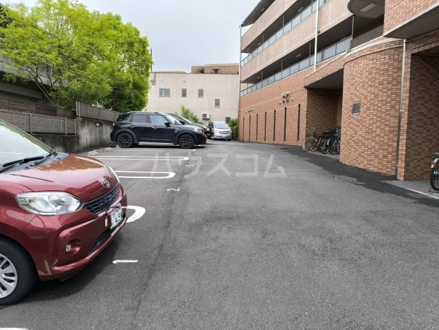 27/30 駐車場