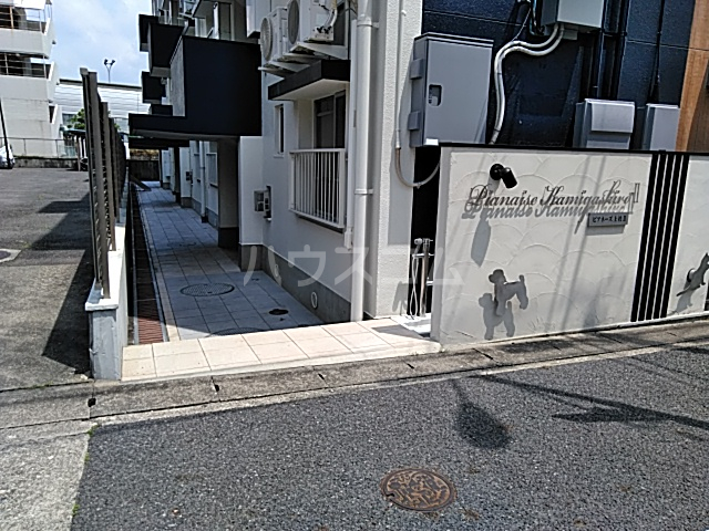 24/30 エントランス