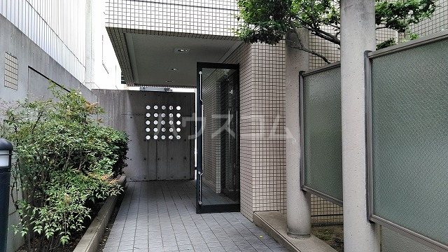 28/30 エントランス