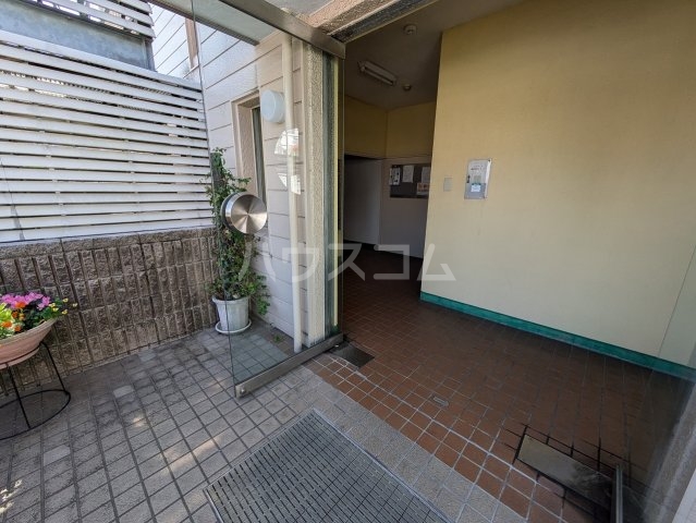 26/28 エントランス