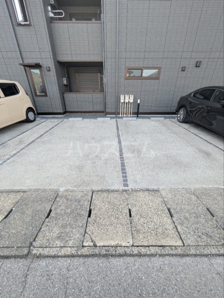 23/30 駐車場