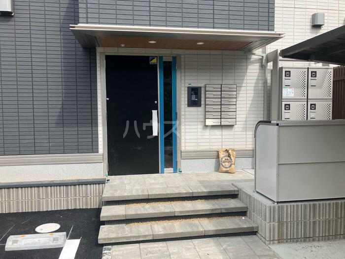 26/30 エントランス