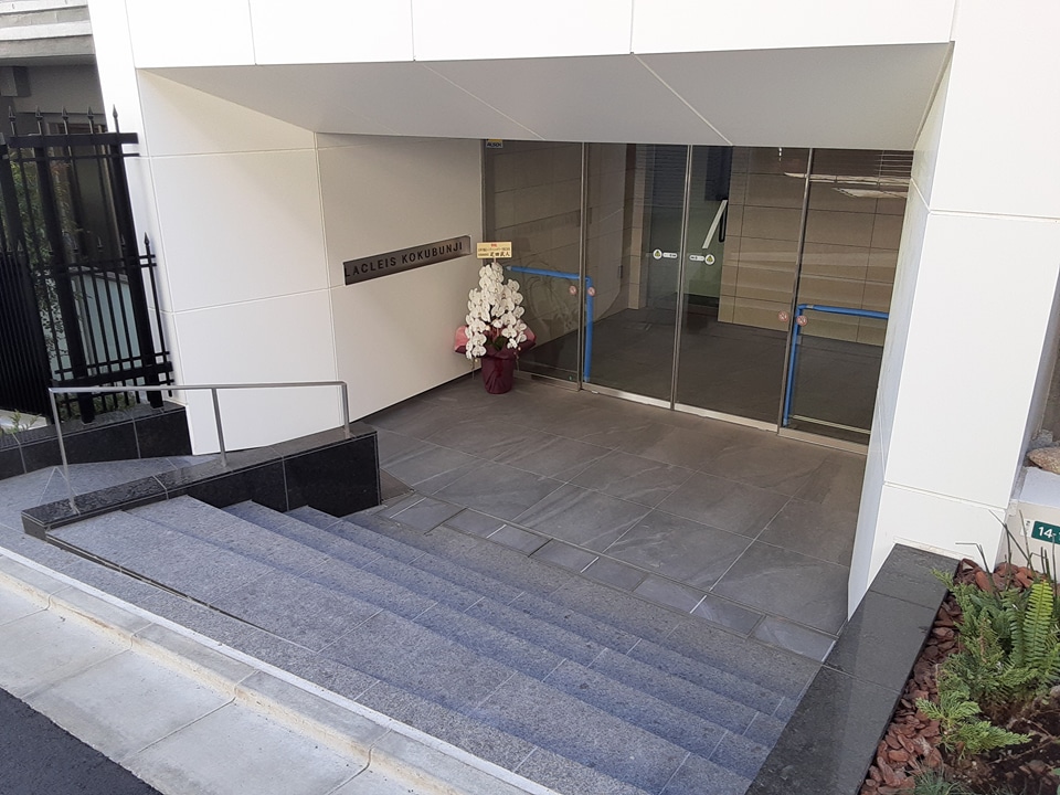 27/30 エントランス