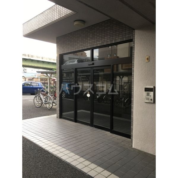 16/23 エントランス