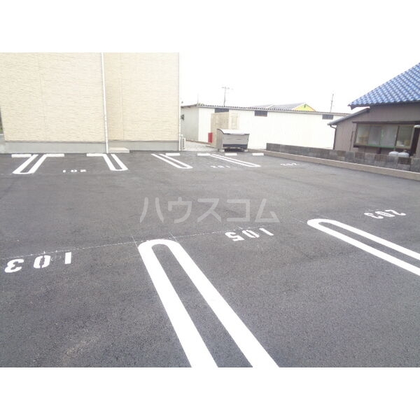 18/18 駐車場