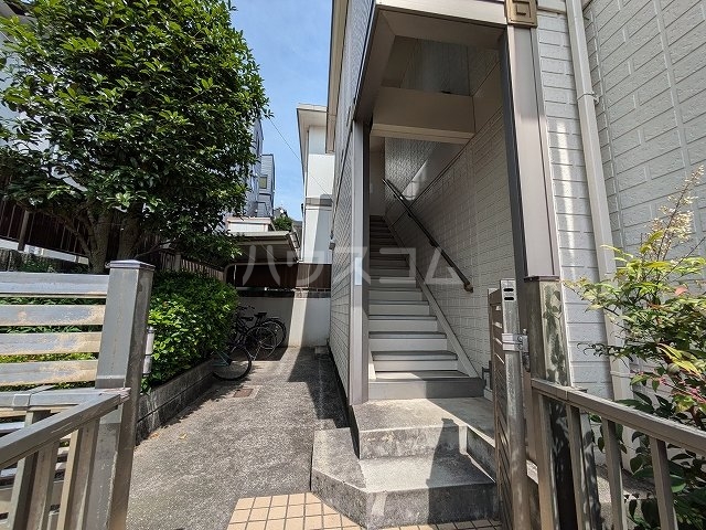 27/30 エントランス