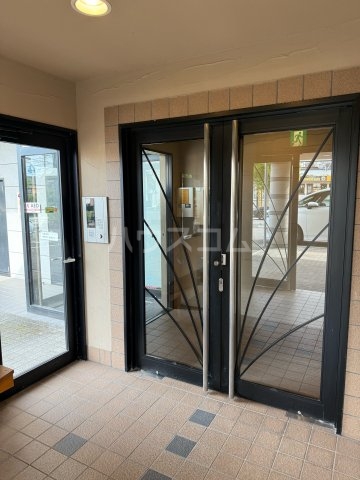 16/27 エントランス