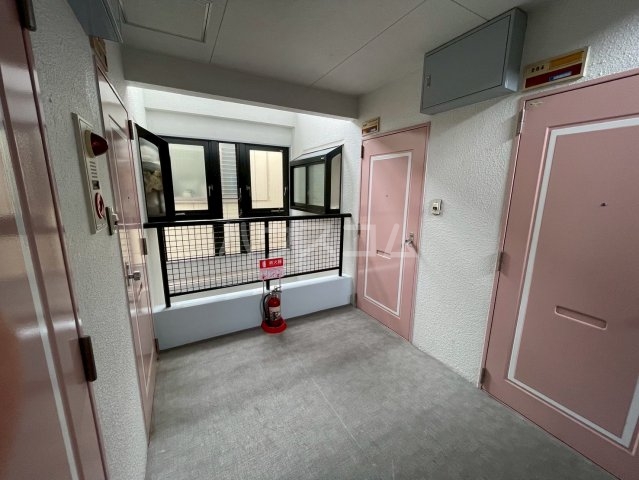 27/30 エントランス