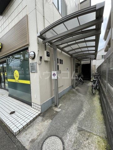 18/28 エントランス