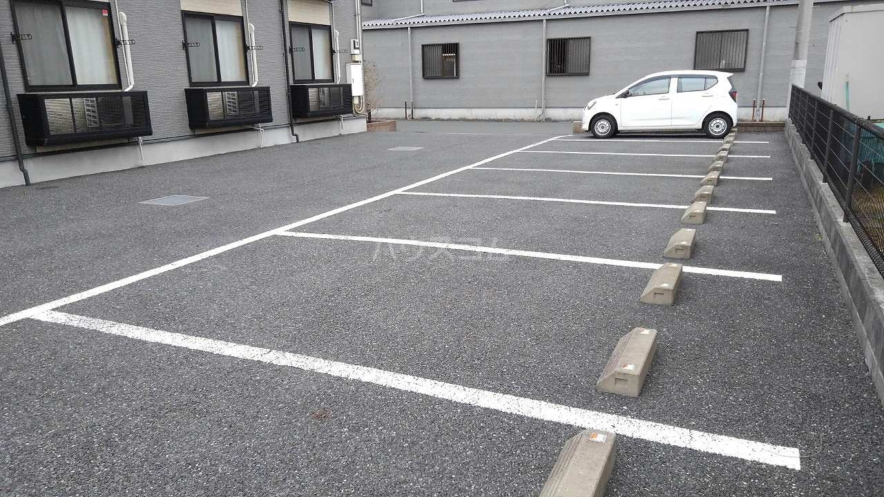 17/17 駐車場