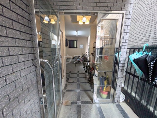 23/30 エントランス