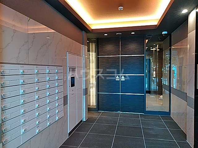 28/30 エントランス