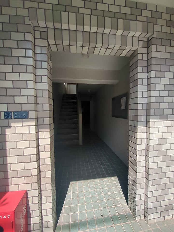 27/30 エントランス