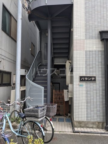 19/27 エントランス