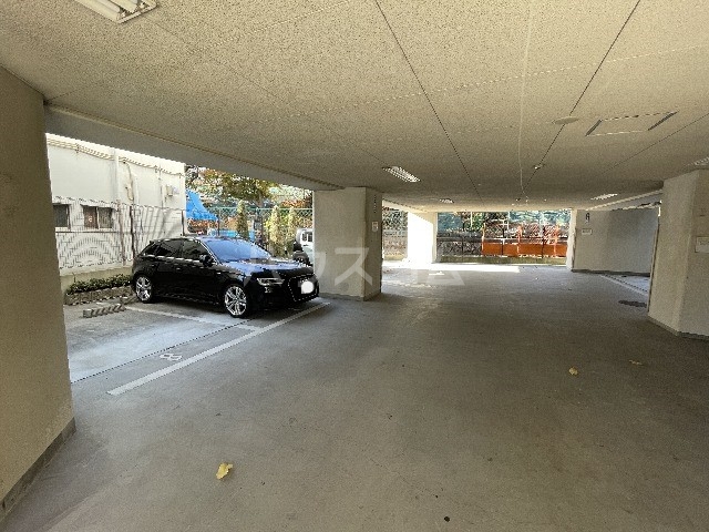 28/30 駐車場