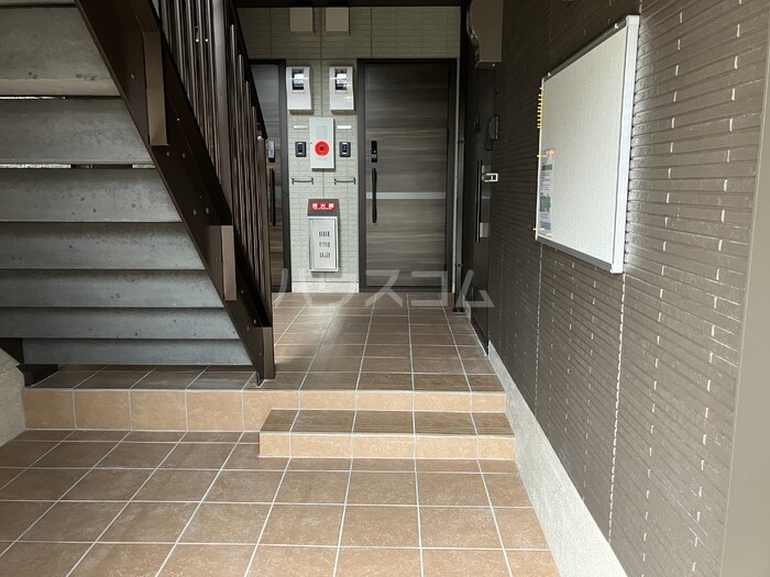 24/30 エントランス
