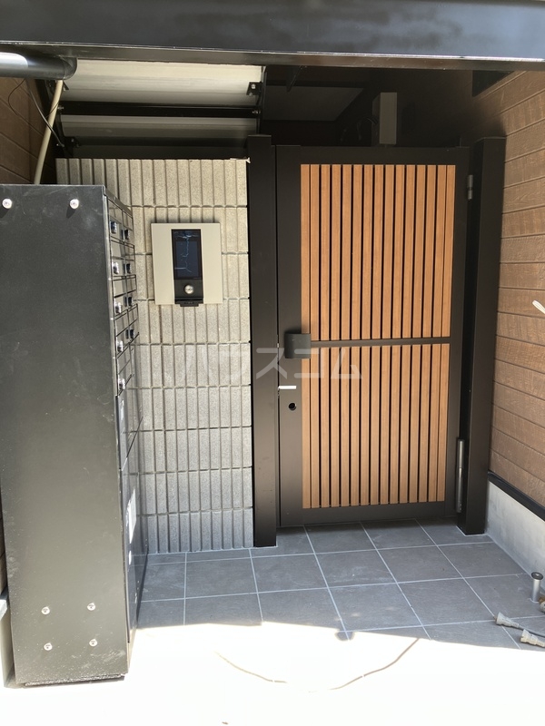 18/25 エントランス