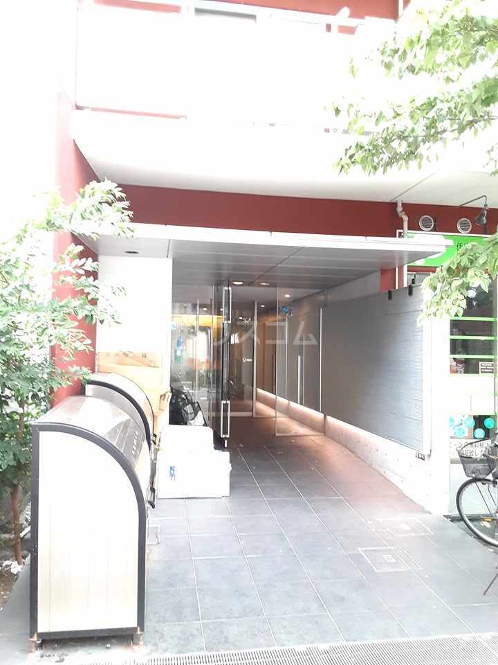 24/30 エントランス