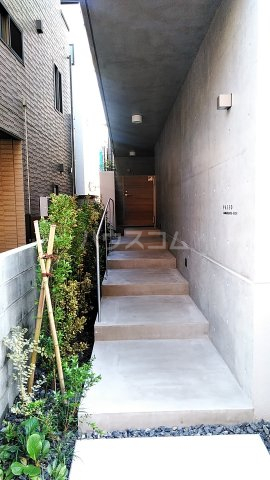 21/30 エントランス