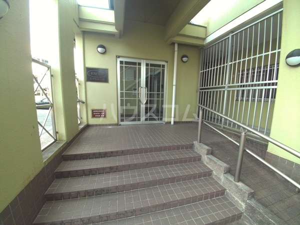 21/30 エントランス