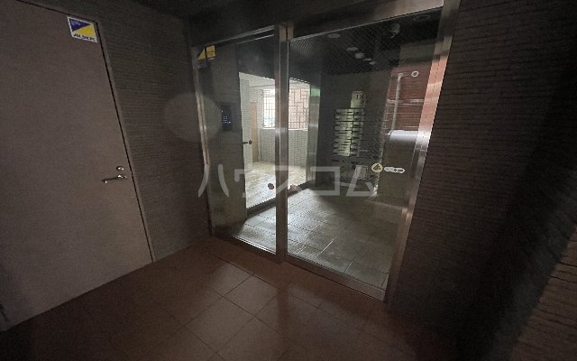 27/30 エントランス