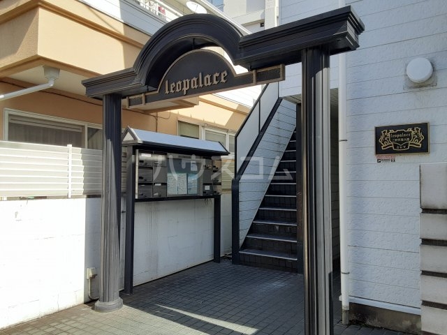 26/27 エントランス