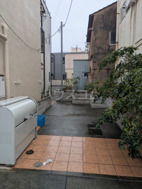 24/30 エントランス