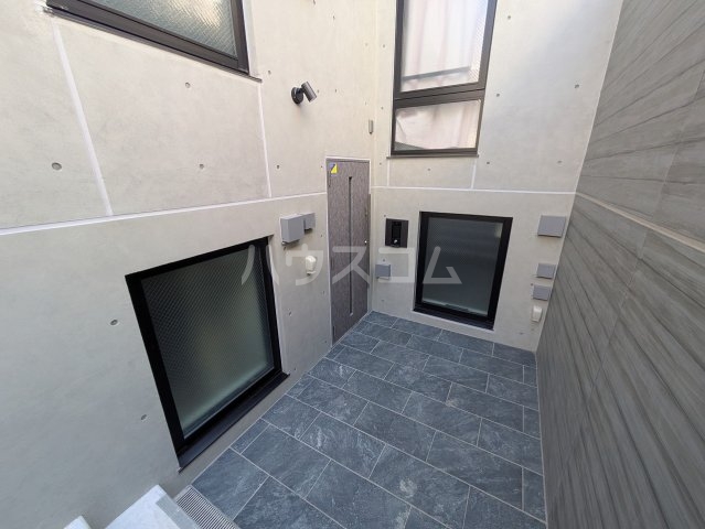 21/27 エントランス