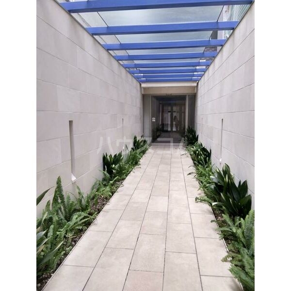 27/30 エントランス