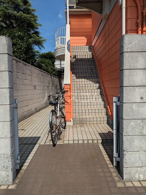 27/28 エントランス