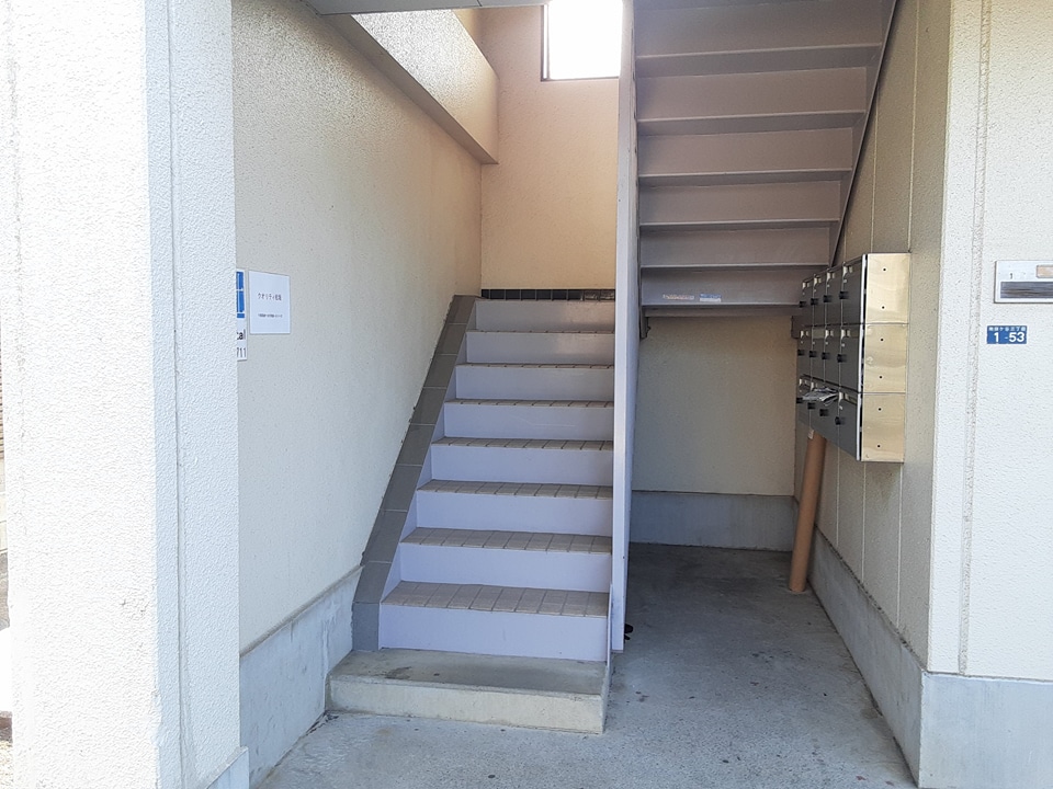 26/27 エントランス