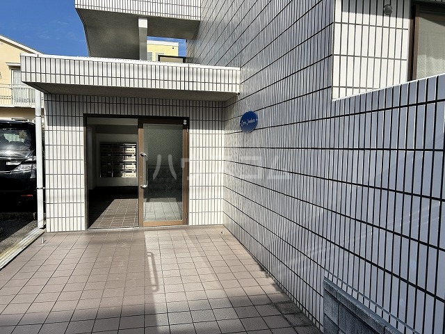 28/30 エントランス