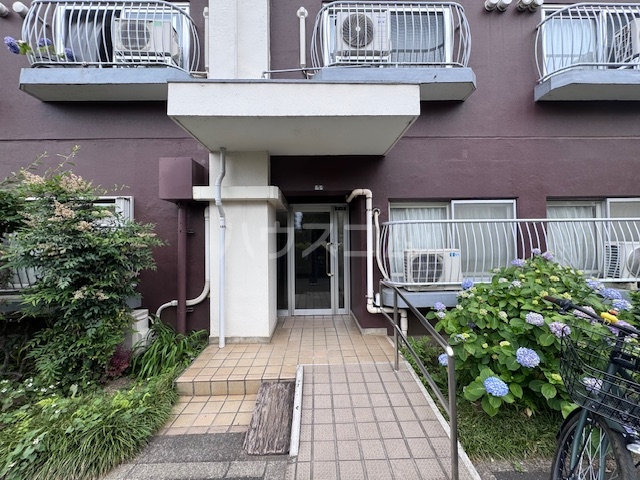 27/30 エントランス