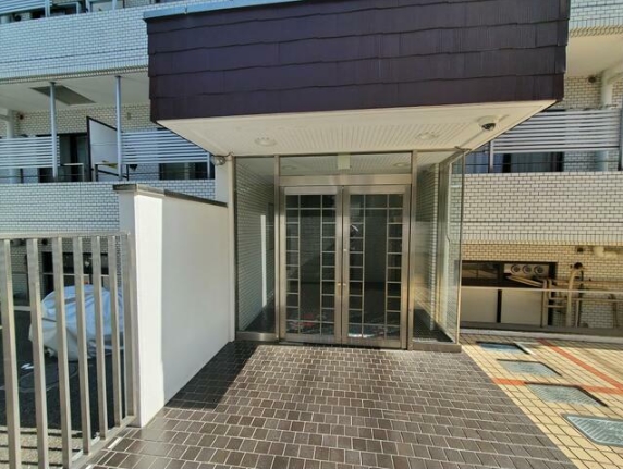 16/23 エントランス