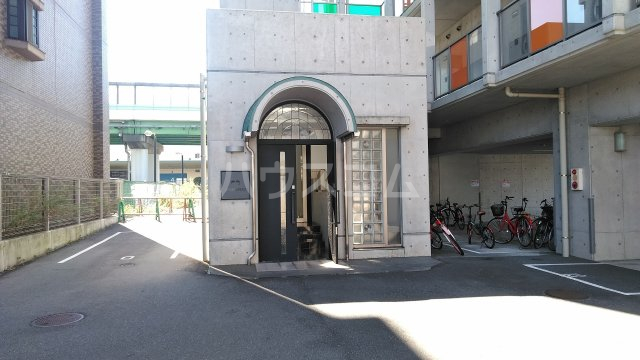 18/27 エントランス